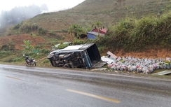 TNGT liên hoàn trên QL6, 4 xe ô tô lật gây ùn tắc