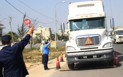 Tài xế xe quá tải lao xuống ruộng, bỏ chạy khi bị kiểm tra