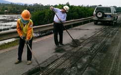 Cào bóc dứt điểm các vệt “sống trâu”, đảm bảo giao thông Tết
