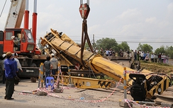 Cứu hộ toa tàu SE5, “cứu” luôn cả cần cẩu bị lật