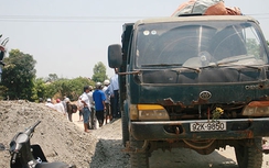 Một người dân lao vào xe đang đổ đá dăm trên QL1