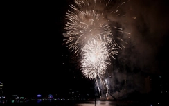 “Trọn vẹn tình yêu” với vũ điệu pháo hoa ánh sáng đội Hoa Kỳ