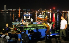 Trắng đêm tìm kiếm nạn nhân tàu "chui" lật giữa sông Hàn mất tích