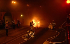 Cứu xe khách bốc cháy dữ dội trong hầm Hải Vân thế nào?