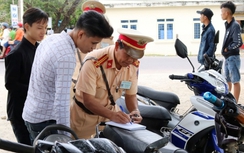 "Đầu trần" du Xuân, hàng loạt thanh niên bị CSGT xử lý vi phạm