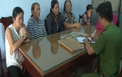 Bắt quả tang 8 “quý bà” sát phạt ăn tiền