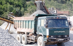 Xe hết đăng kiểm, vô tư chở quá tải tại mỏ đá Mỹ Trang