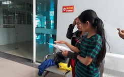 Nữ sinh bị đánh hội đồng, nhiều người reo hò đứng nhìn