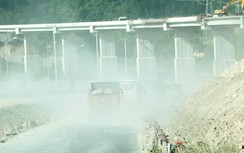 Để bụi bay mù mịt, thi công cầu vượt Hòa Liên dễ mất ATGT