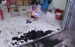 Hàng loạt nhà dân bị ném nhớt thải, “khủng bố” tinh thần