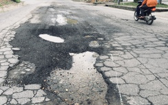 Chậm sửa chữa, nhiều trục đường chính KCN Hòa Khánh chi chít ổ gà