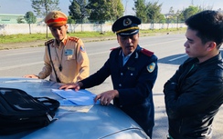 Tạm giữ xe ô tô 7 chỗ chạy “trá hình”, tài xế chống đối