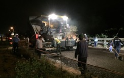 Xuyên đêm rải thảm mặt đường, xóa "điểm nóng" cầu An Tân trước Tết