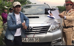 Bị kiểm tra, tài xế xe trá hình “cố thủ” bất hợp tác