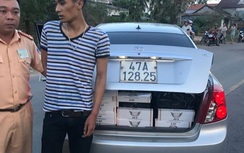 Bị CSGT kiểm tra, phụ xe chở thuốc lá lậu tung cửa bỏ chạy