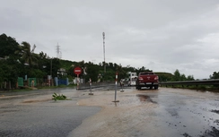 Khẩn trương khắc phục hư hỏng mặt đường QL1 qua Phú Yên