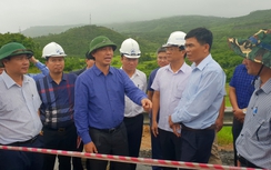 "Cấm cửa" nhà thầu "vô cảm" chậm vá ổ gà QL1 Phú Yên