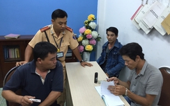 Công an TP HCM bắt giữ nhiều đối tượng mang "hàng nóng"