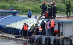 Sà lan chở bùn mắc kẹt dưới gầm cầu Bình Lợi