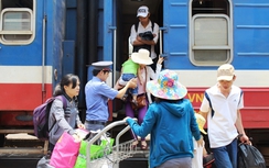 Khách đi tàu ngoại ô gửi xe máy không cần rút xăng