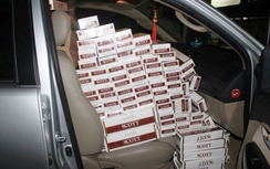 Bị cảnh sát dừng xe vì chở thuốc lá lậu, tài xế bỏ chạy