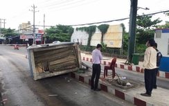 Xe tải kéo đổ cabin trạm thu phí, nữ nhân viên bị thương