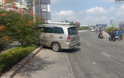 Innova 7 chỗ tự đâm trụ điện để tránh gây tai nạn