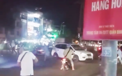 Nhóm thanh niên mặc áo GrabBike hỗn chiến trong bến xe Miền Tây