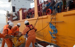 Cứu thuyền viên Trung Quốc bị đột quỵ trên biển