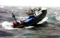Khẩn cấp cứu nạn 4 ngư dân Việt bị bắn trên biển