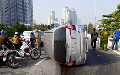 TP.HCM: Xe 7 chỗ đâm lan can, lật chỏng vó trên cầu vượt