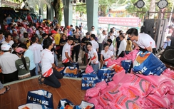 Trao quà, xây cầu cho người dân miền Tây