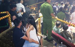 Hiện trường cảnh sát khống chế "dân chơi" trong 2 quán bar ở TP.HCM