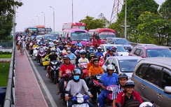 Đường vào bến xe Miền Đông kẹt cứng, khách bỏ xe đi bộ