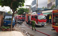 Hỏa hoạn tại xưởng bao bì trong mưa lớn ở TP.HCM