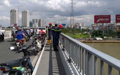 Bỏ lại xe máy, người đàn ông nhảy xuống sông Sài Gòn tự vẫn