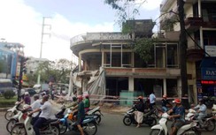 Sập ban công trụ sở ngân hàng, bới tìm 2 công nhân bị thương