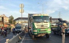 Chạy vào làn ô tô, người đàn ông bị xe container cán tử vong