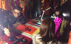 Hàng ngàn người Hà Nội nô nức về Bờ Hồ đón năm mới