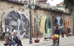 Mê mệt với phố bích họa dưới những vòm cầu đường sắt