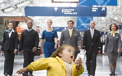 Chết cười ảnh, video chế khách gốc Việt bị lôi khỏi máy bay Mỹ