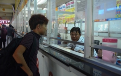 Mua vé xe dù, hành khách bị "chặt chém"