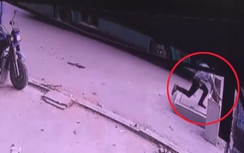TP.HCM: Chạy theo xe buýt, người đàn ông rơi xuống hố ga tử vong