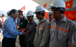 Sáng mồng 1 Tết, lãnh đạo TP.HCM thăm và chúc Tết công nhân