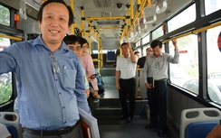 Giám đốc Sở GTVT đi xe buýt kiểm tra tiến độ công trình