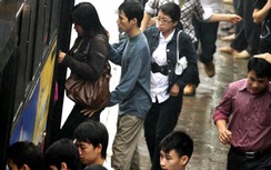 TP.HCM: Khách đi xe buýt bị móc túi, quấy rối tình dục gọi 1022