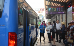 Bến xe buýt tra cứu online và nhà vệ sinh năng lượng mặt trời