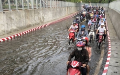 Đường chui cầu Bình Triệu ngập nước do sự cố nguồn điện