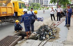 Vì sao TP.HCM chưa "xử" được việc xả rác xuống cống gây ngập nước?