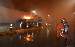 "Giải cứu" ô tô tải cháy ngùn ngụt giữa hầm sông Sài Gòn